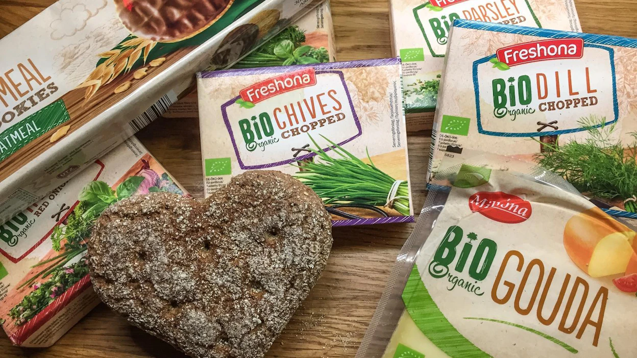 Lidl on kasvattanut luomutuotevalikoimaansa muun muassa "EU:ssa tuotetulla" goudajuustolla ja "Saksassa valmistetuilla" pakasteyrteillä. Luomukauraleipä on suomalaista.