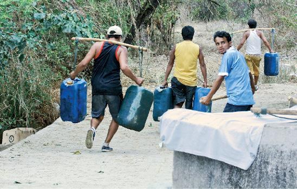 Polttoaineen salakuljetus Ecuadorista Peruun ei niin kovin salaista ollut. Mutta pienen mutkan pojat joutuivat viidakkoon kuitenkin tekemään, ennen kuin nousivat Perun puolelle tuotteitaan kaupittelemaan.