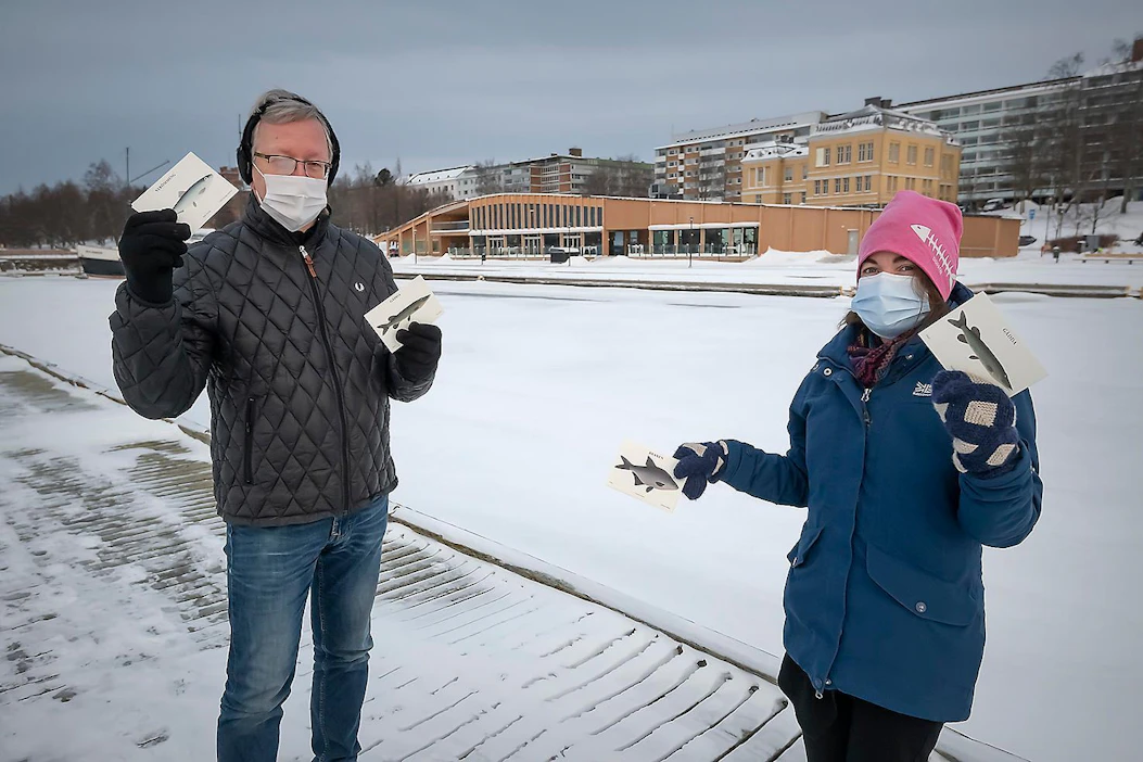 Guy Svanbäck ja Marina Nyqvist iloitsevat siitä, että kalastuselinkeino on päässyt näyttävästi esiin Kalastuksen talossa.