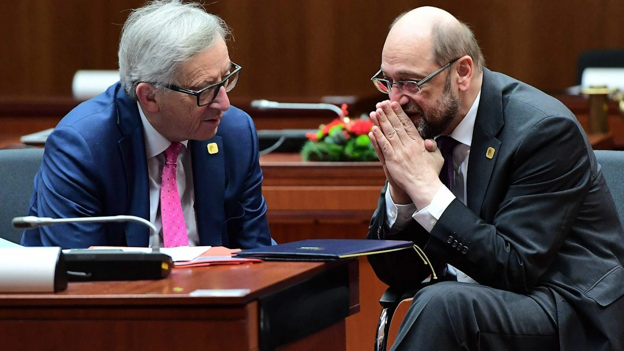 EU-parlamentin puhemies Martin Schulz (oik.) kampanjoi ennen huippukokousta voimakkaasti sen puolesta, että myös parlamentti pääsisi mukaan neuvotteluihin Britannian EU-erosta. LEHTIKUVA/AFP