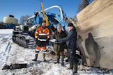 Hyvin sujuu, toteavat Lahisten kartanon salaojatyömaalla (vasemmalta) urakoitsija Tapio Kaunisto, Lahisten kartanon isäntä, viljelijä Björn von Konow ja työmaan suunnittelutyötä johtanut Janne Pulkka KVVK Tutkimus Oy:stä.