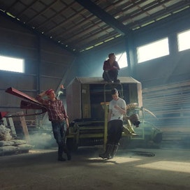 Maalaisromantiikkaa-video on kuvattu maatilalla Haapavedellä. Kappaleessa nainen on ehdottomasti tärkein – heti koneiden jälkeen.