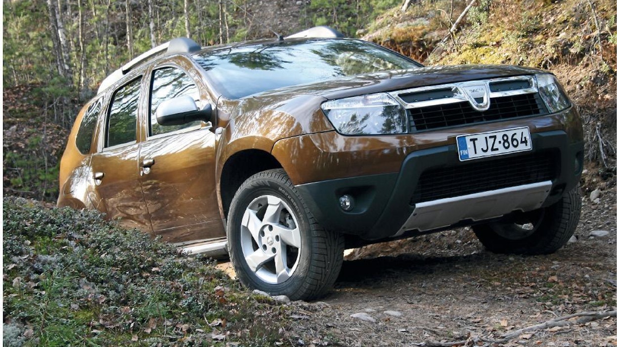 Duster on parhaimmillaan sora- ja metsäteillä. Jousitus nielee terävätkin kuopat hyvin. Dusteria on myyty marraskuusta 2010 lähtien vajaat 500 kappaletta. Pakettiautoversion markkinointi on vasta aluillaan.