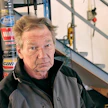 Kimmo Tyyskä korjaa pienkoneita porvoolaisessa Flexo-Powerissa.
