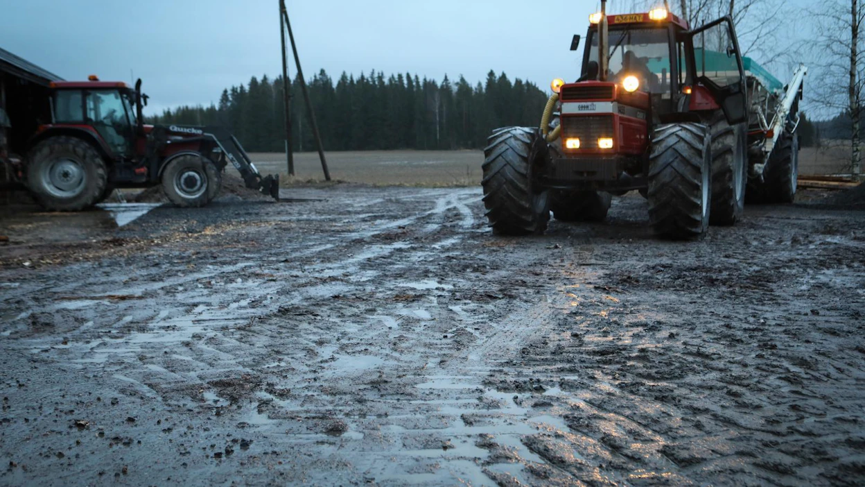 Kalkinlevittäjat silmäilevät sääennusteita, josko pakkaset vihdoin tulisivat. Levityskausi on jäämässä lyhyeksi.