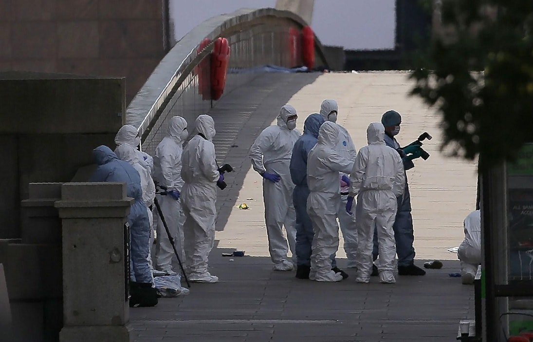 Poliisin asiantuntijat tutkivat höykkäyspaikkaa London Bridgeä.