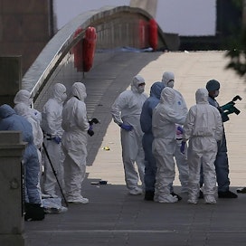 Poliisin asiantuntijat tutkivat höykkäyspaikkaa London Bridgeä.