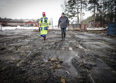Päivi Pasasen ja Voitto Muhosen vanha navettarakennus tuhoutui tulipalossa täysin. Taustalla näkyvä uusi navetta säästyi vahingoilta.