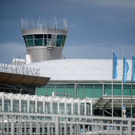 Helsinki-Vantaan lentoaseman kautta matkusti tammi-kesäkuussa 10,6 miljoonaa matkustajaa. LEHTIKUVA / MIKKO STIG