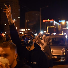 Uutistoimisto AFP on kertonut, että poliisi on ampunut kumiluoteja ja käyttänyt kyynelkaasua hajottaakseen mielenosoituksia. LEHTIKUVA/AFP