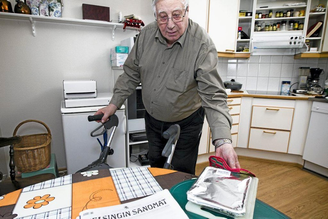 Menumat ruoka-automaatin käyttäjä Karjalohjalla.