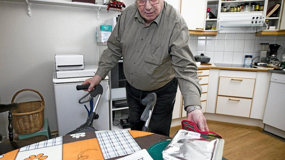 Menumat ruoka-automaatin käyttäjä Karjalohjalla.