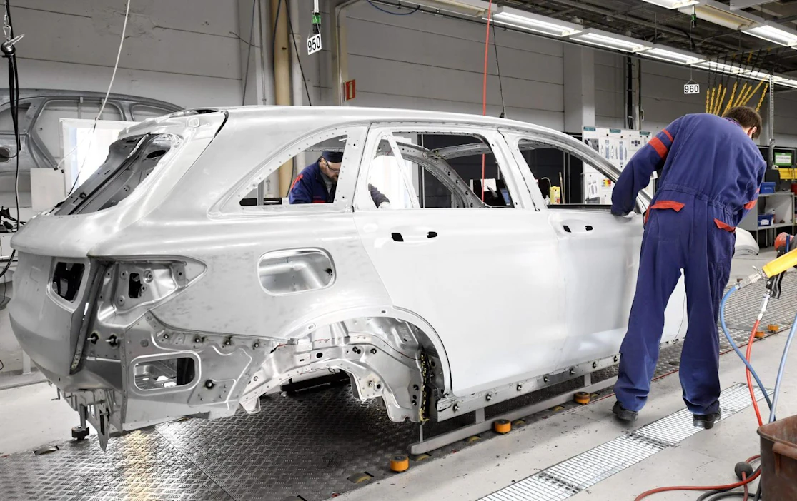 Autotehtaan kokoonpano-osastolle rakennetaan lisälinja, joka nopeuttaa tuotantoa ja lisää sen joustavuutta.