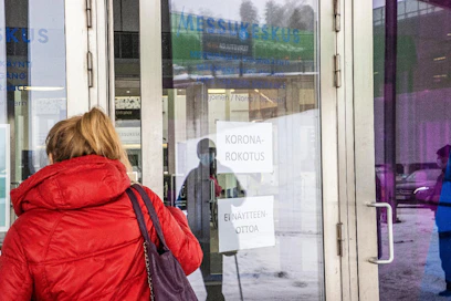 Hyvä käsihygienia, maskit ja etäisyyden pitäminen ovat avainasemassa koronan torjunnassa. Kuvassa on Helsingin Messukeskuksessa, jossa annettiin koronarokotuksia helmikuussa.