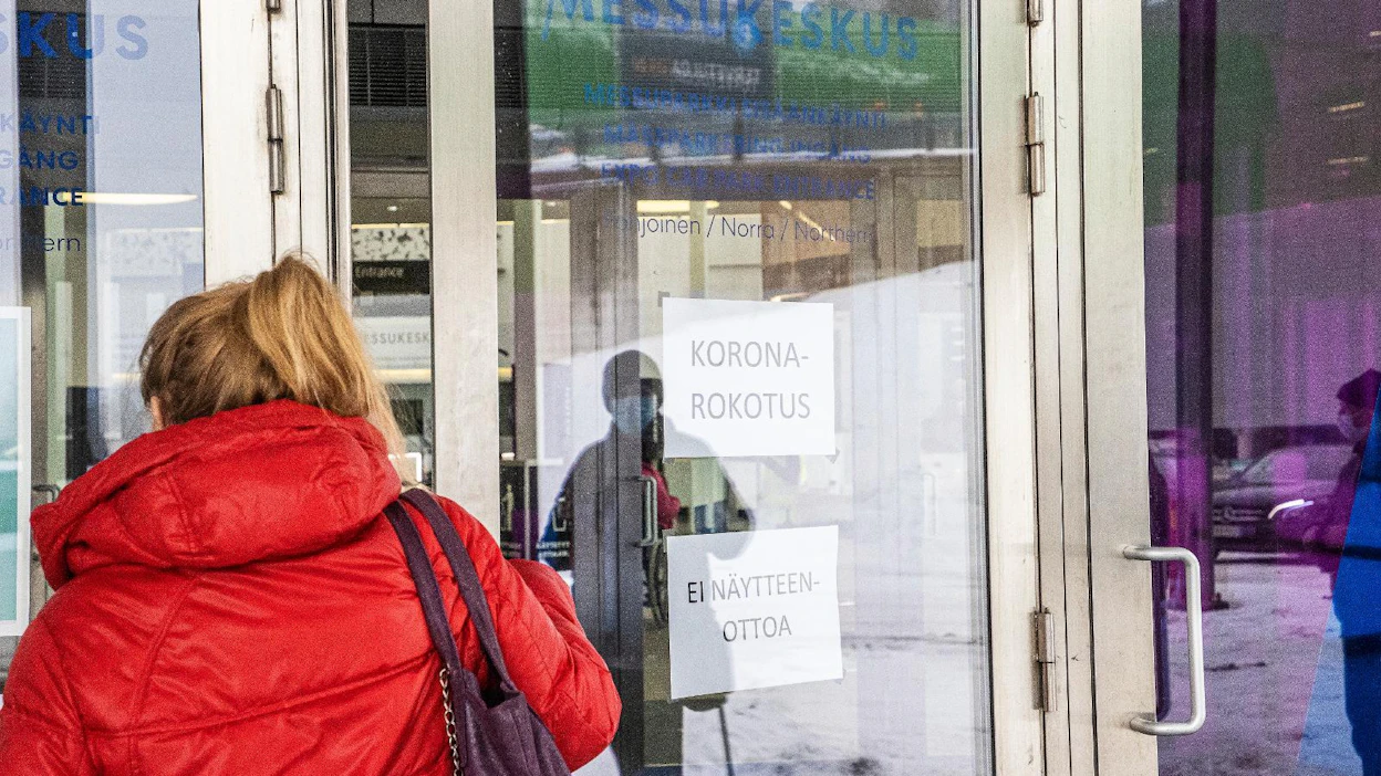 Hyvä käsihygienia, maskit ja etäisyyden pitäminen ovat avainasemassa koronan torjunnassa. Kuvassa on Helsingin Messukeskuksessa, jossa annettiin koronarokotuksia helmikuussa.