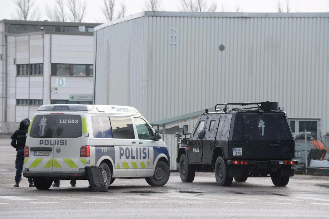 Poliisi on kertonut saaneensa tiedon, jonka mukaan alueelle oli tunkeutunut naamioituneita tummiin pukeutuneita ihmisiä.