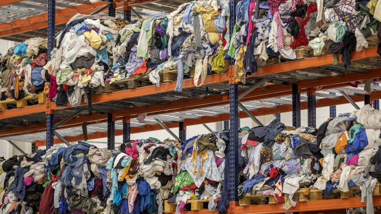 Kotitalouksien poistotekstiiliä uudella poistotekstiilien kiertotalouslaitoksella Paimiossa. LEHTIKUVA / RONI LEHTI