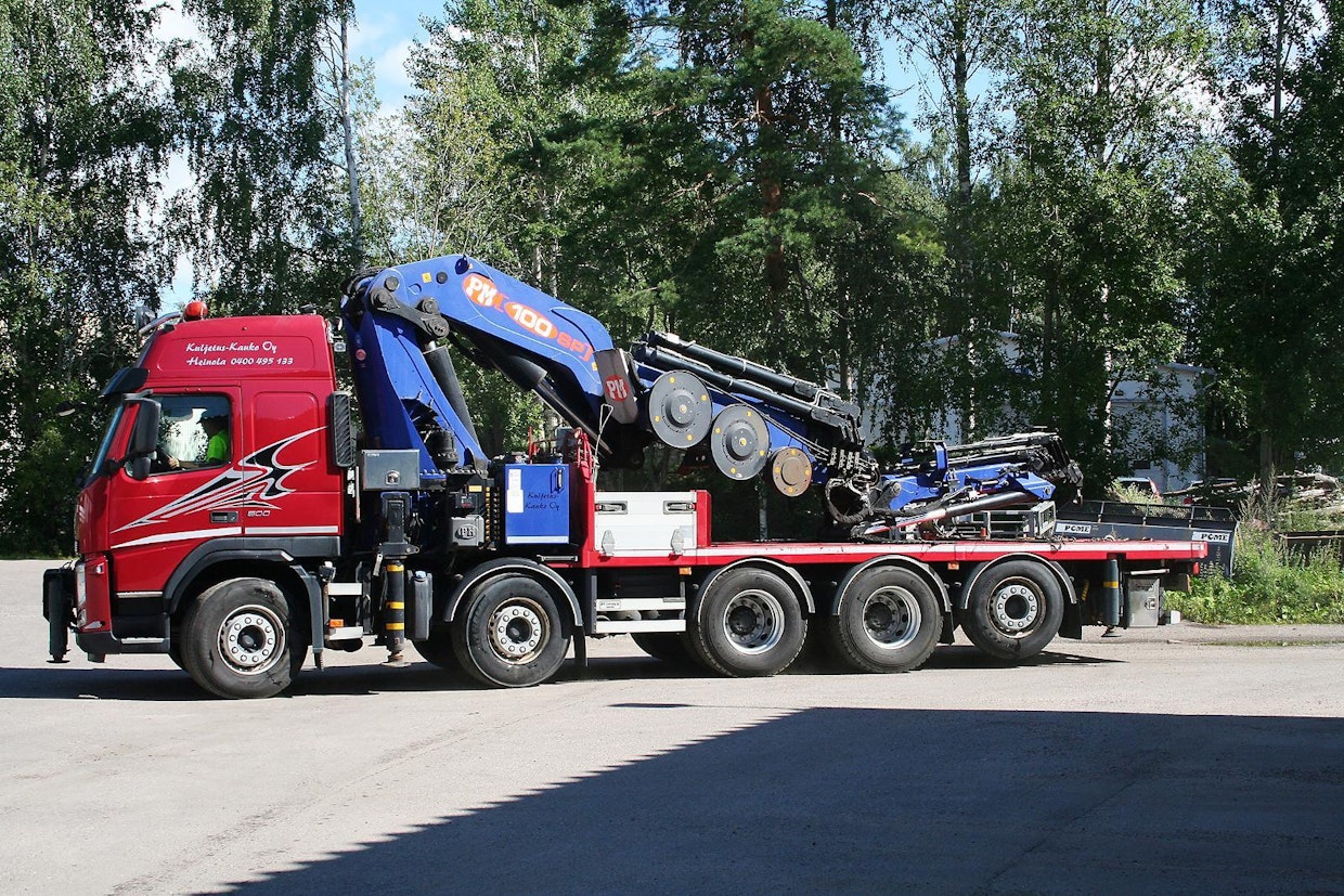 Yhtiön raskaimman nostokaluston edustaja ja Volvo FM kymppipyörä.