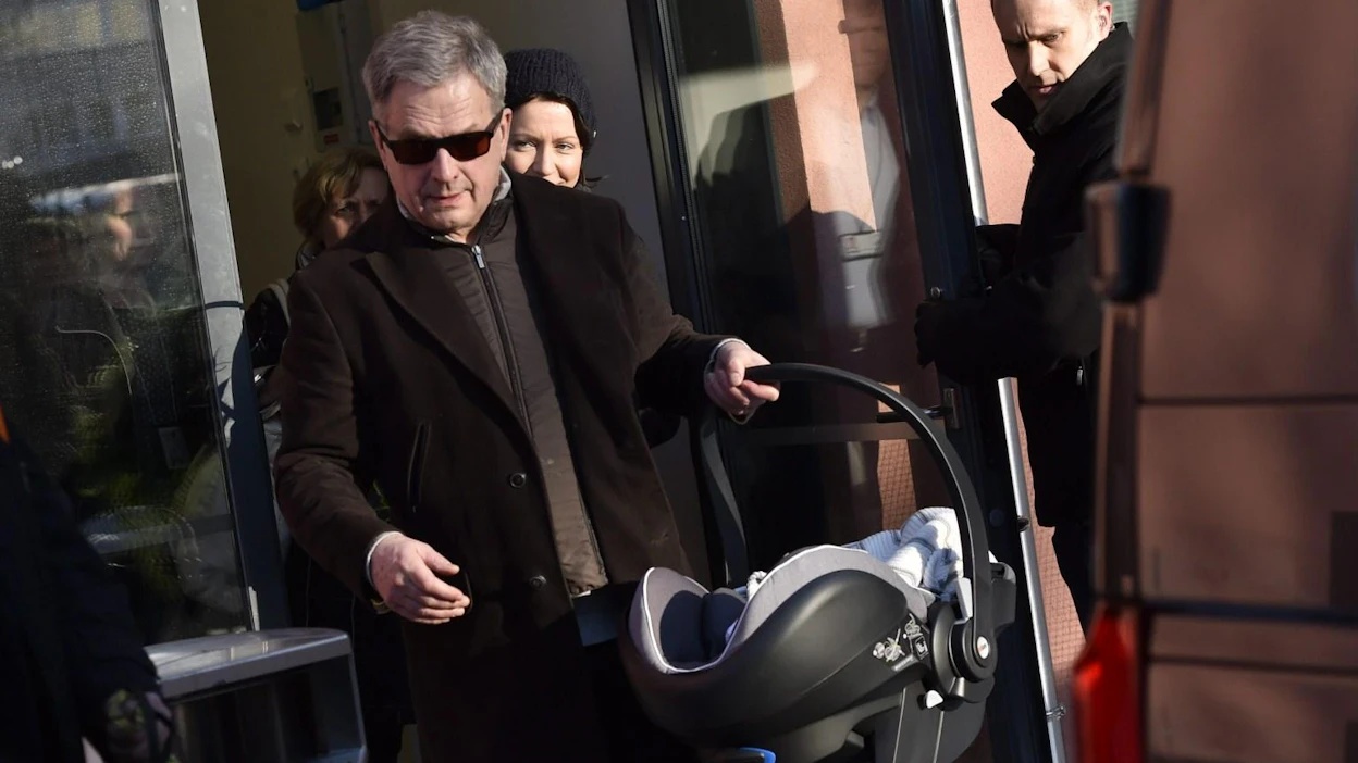 Presidentti Sauli Niinistö kantoi poikavauvansa turvakaukalossa pois Naistenklinikalta. LEHTIKUVA / EMMI KORHONEN