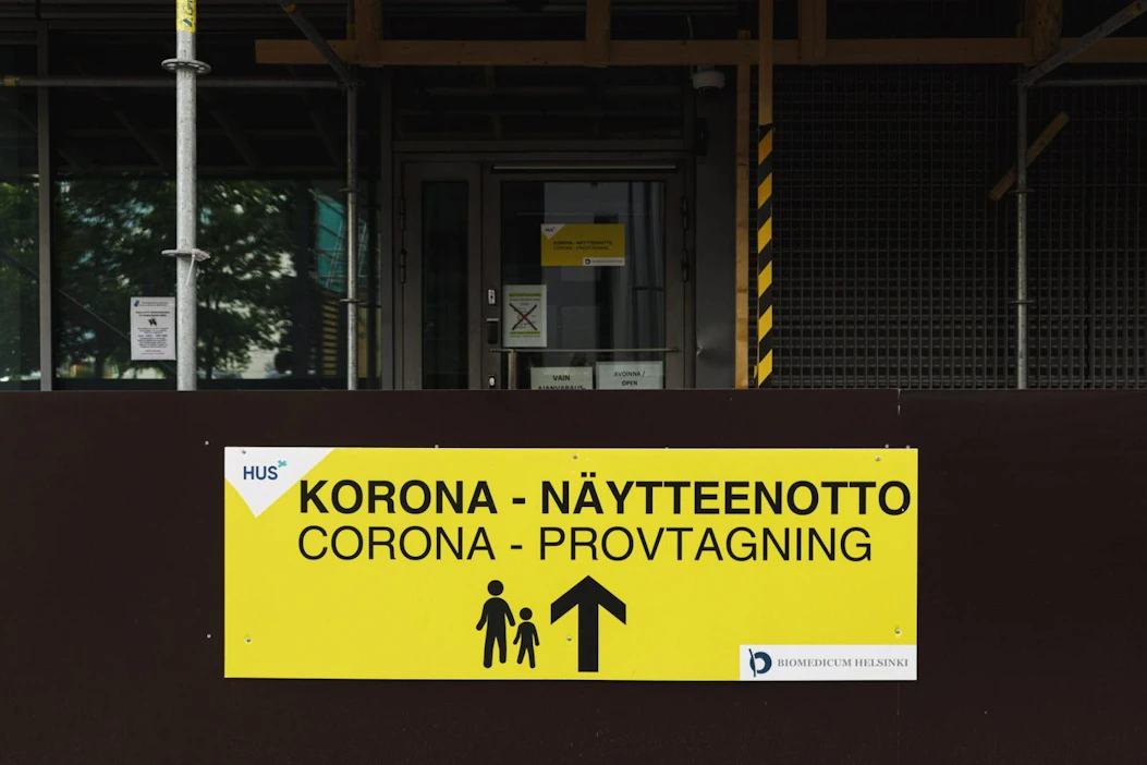 Kaikkiaan koronavirustartuntoja on raportoitu Suomessa 106 802. LEHTIKUVA / RONI REKOMAA