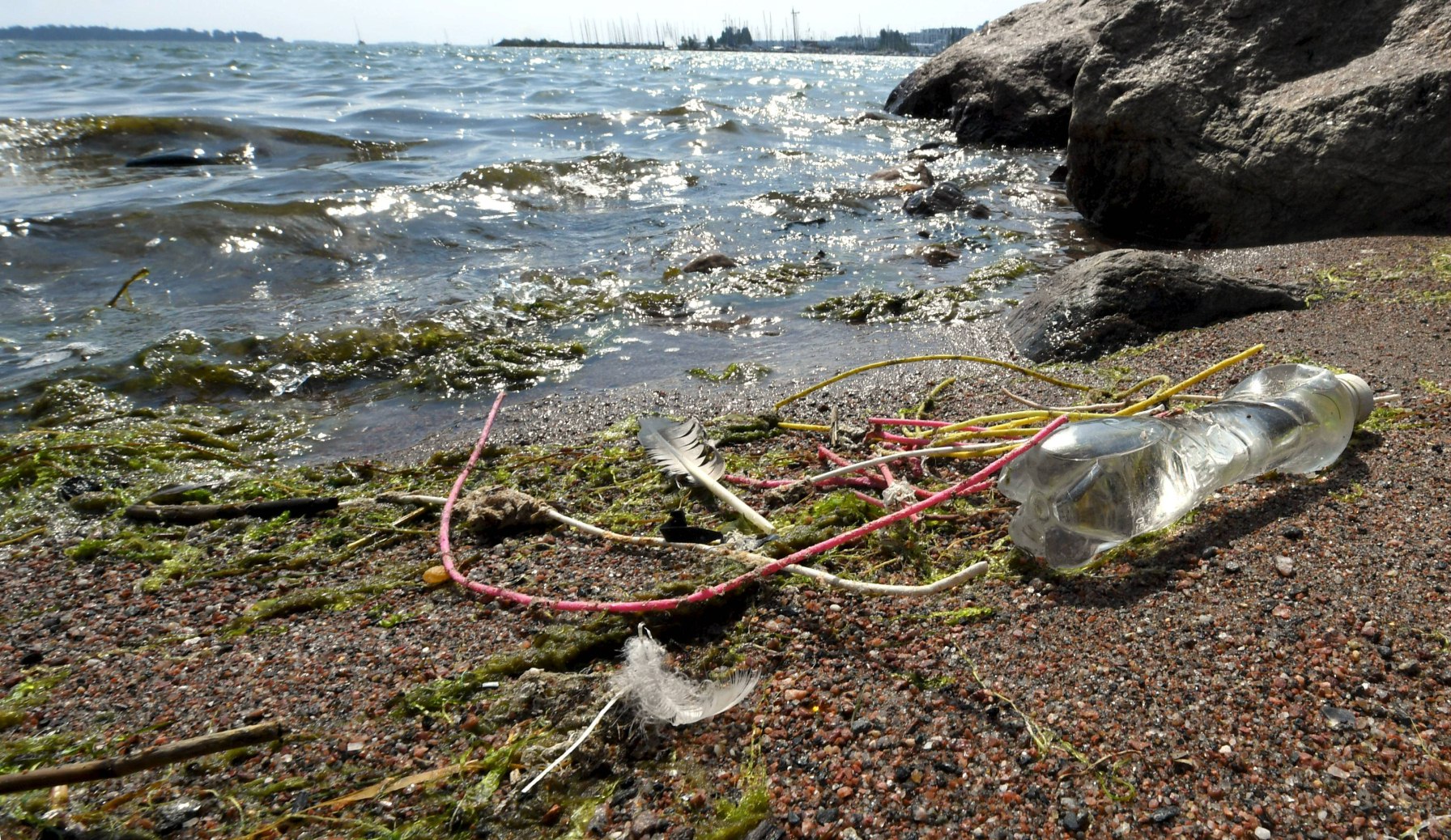 Muovijätettä, räjähdelankaa ja muovipullo meren rannalla Helsingin Lauttasaaressa. LEHTIKUVA / JUSSI NUKARI . 