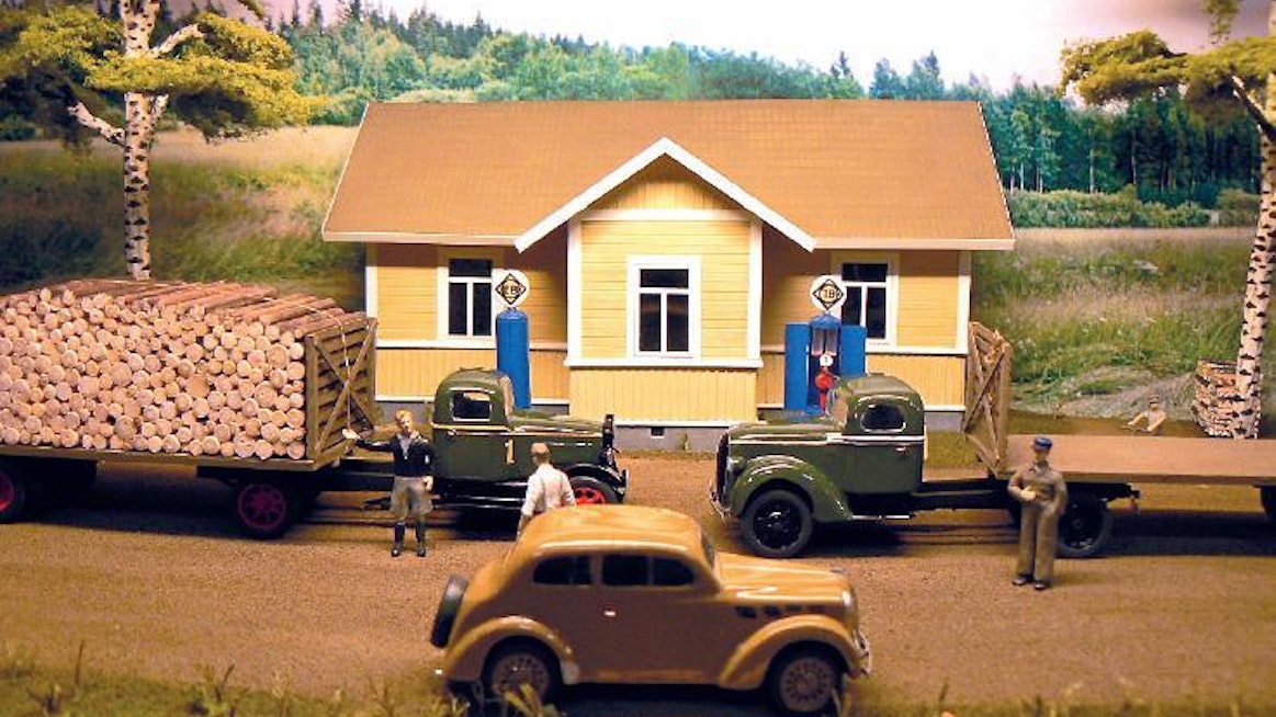 Vehoniemen Automuseossa on diarama, joka kertoo yhdestä elokuisesta iltapäivästä vuonna 1938 Kivennavan Ahjärven kylästä. Talon edessä näkyy kaksi ”Mantaa” joista toisesta myytiin eestibensiiniä. Vasemmalla propsilastissa oleva REO vm 1928, oikealla 1938 mallia oleva Ford V-8. Haalaripukuinen mies auton vieressä on sen omistaja Tauno Salakka. Henkilöauto, josta liikennöitsijä Toivo Sallinen on juuri noussut, on Opel Kadet vm. 1936, joka sittemmin tuli paremmin tunnetuksi uuden valmistajan myötä ”piikkinokka-Mossena”.