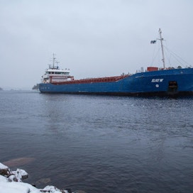 Suomen sijainti jäätyvän meren takana asettaa ulkomaankaupan kuljetusten sujumiselle haasteita. Kuvituskuvassa rahtilaiva ELKE W toimittaa rypsia Saksasta Varkauteen.