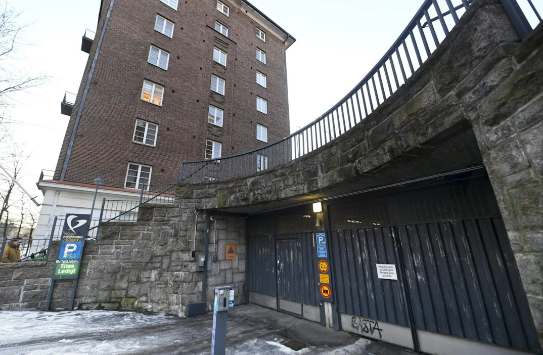 Väestönsuojia on rakennettu kaupunkeihin ja muille alueille, joissa on paljon asutusta. Kuvassa Torkkelinmäen väestönsuoja Helsingissä.