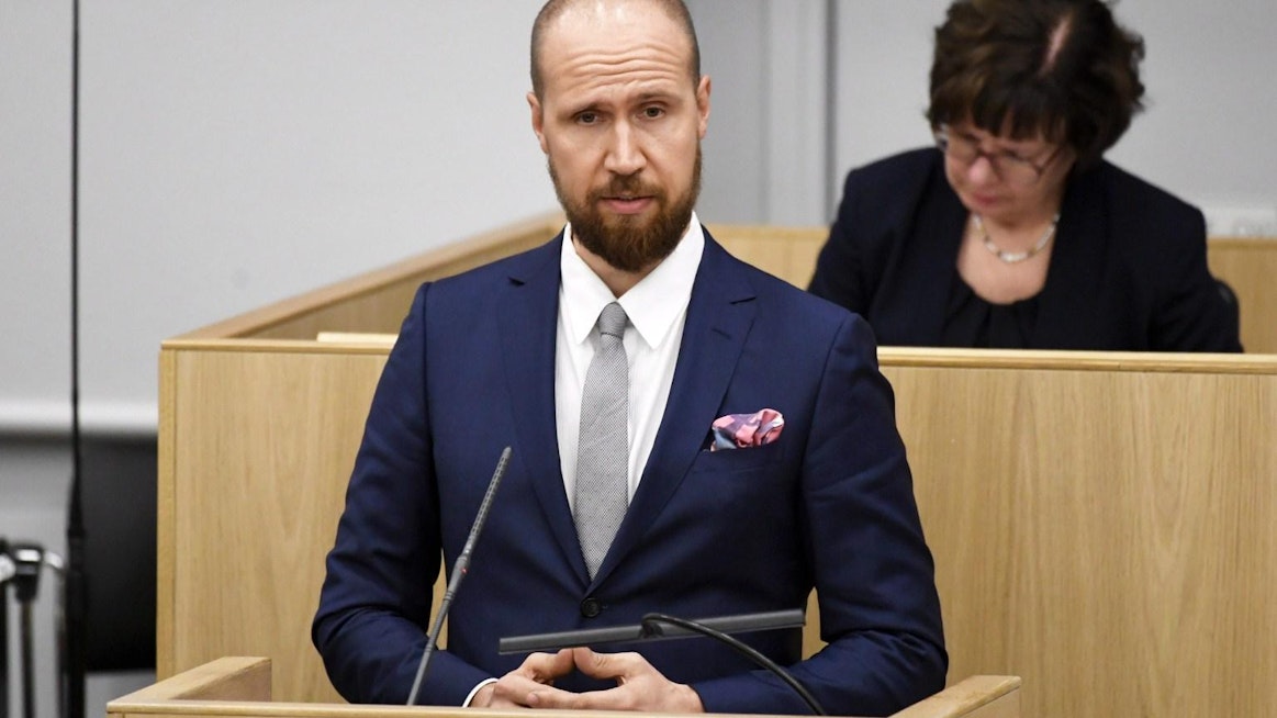 Vihreiden puheenjohtaja Touko Aalto eduskunnan täysistunnossa kesäkuussa.