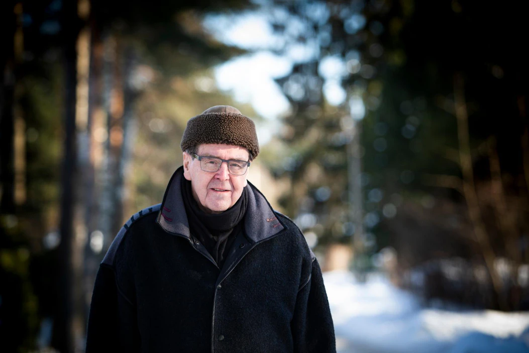 Kalevi Kivistö on ollut monessa mukana. Hän nousi SKDL:n puheenjohtajaksi Ele Aleniuksen jälkeen vuonna 1979. Keski-Suomen entinen maaherra on seurannut murheellisesti Suomen viime vuosikymmenten aluekehitystä. Kivistön mielestä perinteistä kansallista aluepolitiikkaa pitäisi harjoittaa nykyistä enemmän.