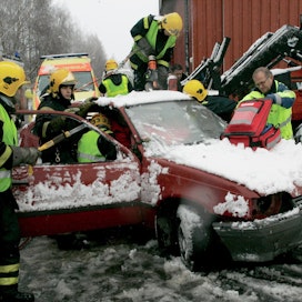 Pelastuslaitos harjoitteli toimimista onnettomuustilanteessa Ilmajoen maatalousoppilaitoksen pihassa 15.12.2015. Kuvassa irrotetaan uhria ruhjoutuneesta autosta.