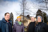 Jyrki Sirolalle (toinen oik) oli itsestään selvää, että syytinki ei jää tyttären Virve Hindströmin (toinen vas.) rasitteeksi sukupolvenvaihdoksen yhteydessä. Kuvassa myös Toni Hindström ja Kirsi Sirola.