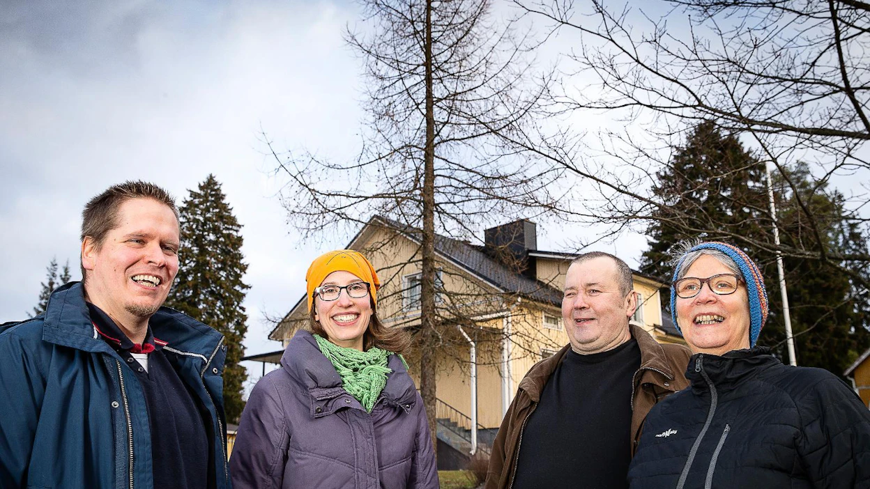 Jyrki Sirolalle (toinen oik) oli itsestään selvää, että syytinki ei jää tyttären Virve Hindströmin (toinen vas.) rasitteeksi sukupolvenvaihdoksen yhteydessä. Kuvassa myös Toni Hindström ja Kirsi Sirola.