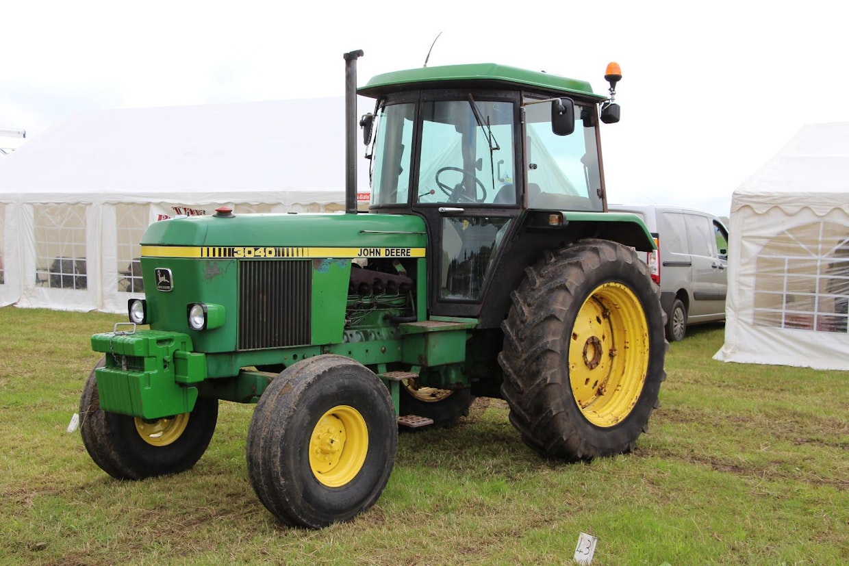 Vielä 1960-luvulla englantilainen viljelijä osti mieluiten kotimaisen traktorin, tuontikoneet olivat lähinnä suurtraktoreita, joita myytiin melko vähäisiä määriä. Niinpä John Deerenkin menekki oli hyvin vähäistä, saksalaisia keskikokoisia malleja hankittiin harvoin. Tilanne alkoi muuttua 1980-luvulla ja nyt Deere on eniten myyty merkki. 6-sylinterisistä saksalaismalleista pienin 3040 kuuluu noihin nousukauden traktoreihin. 5,9-litraisessa moottorissa oli 92 hv, amerikkalaisen mallin mukaan tehty SG2-ohjaamo oli hyvin hiljainen.