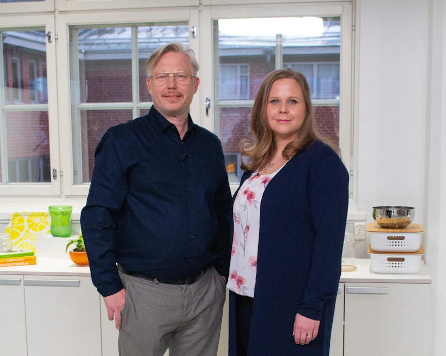 Ruoka-alan monitoimimies Jyrki Sukula luotsaa Suomalainen menestysresepti -ohjelmaa. Kilpailijoiden saamat tehtävät ovat pitkälti Foodwestin tutkimusjohtajan Suvi Luoman käsialaa.