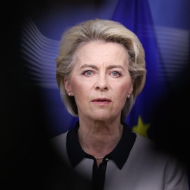 Euroopan unioni sulkee ilmatilansa kaikilta venäläisiltä lentokoneilta, kertoo EU-komission puheenjohtaja Ursula von der Leyen. Lehtikuva/AFP