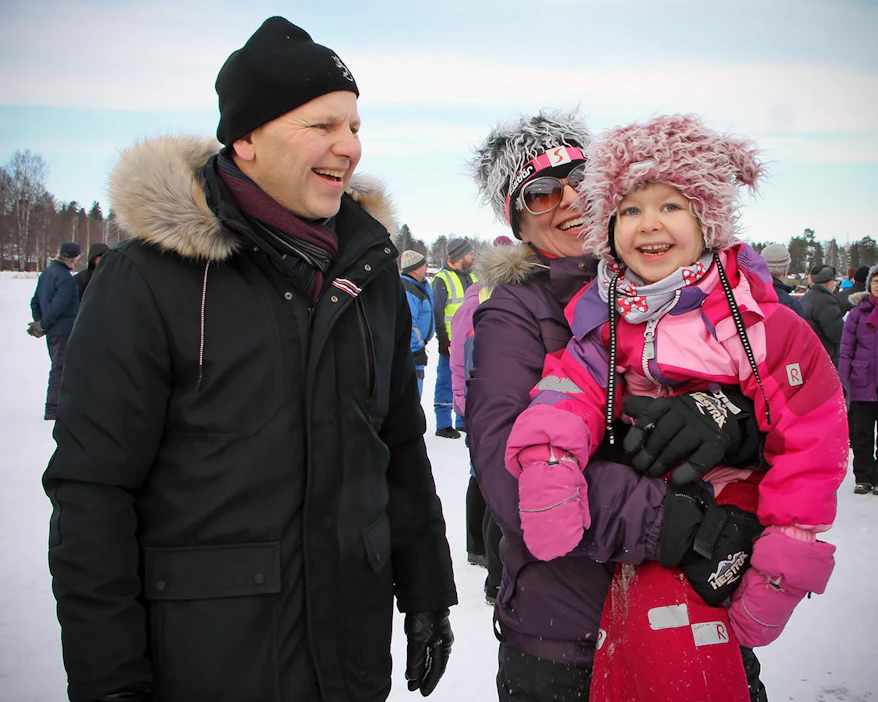Kansanedustaja Jari Leppä viihtyi helmikuussa Kangasniemen jääraveissa vaimonsa Katriinan ja tyttärensä Alexandran kanssa.