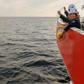 Syken tutkija Pinja Näkki laski meriroskapoijun matkaan 05. kesäkuuta 2021 Syken merentutkimusalus Arandalta. Syke pyytää ottamaan yhteyttä Syken merikeskukseen, jos löytää kuvassa näkyvän poijun rannalta. Merellä ajelehtivan poijun voi antaa jatkaa matkaansa.