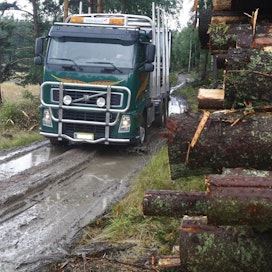 Heikkokuntoiset metsäautotiet vaikeuttavat muun muassa puukuljetusten ajoa.