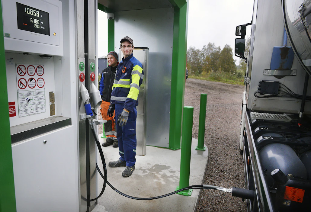 Valio käyttää jo biokaasua polttoaineena joissain maitoautoissaan. Kuvassa Jari Vähäaho tankkaa biokaasua maitoautoon Haapavedellä.