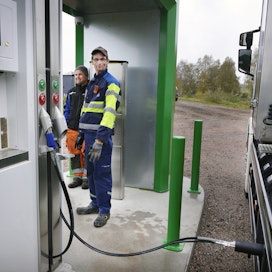 Valio käyttää jo biokaasua polttoaineena joissain maitoautoissaan. Kuvassa Jari Vähäaho tankkaa biokaasua maitoautoon Haapavedellä.