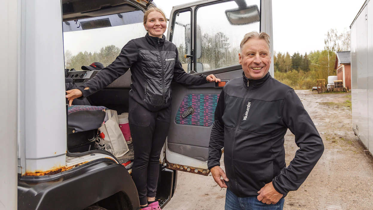 Tapio Perttunen ja Reeta Heino kertoivat MT Hevosten Livessä ravitallin tunnelmia suurkilpailupäivän aamuna.