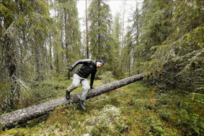 Miikka Sutela viihtyy metsässä vapaa-ajallaankin. Seuraavaksi hankinnassa on metsästyskortti. Erityisesti jousimetsästys kiinnostaa. Pekka Fali