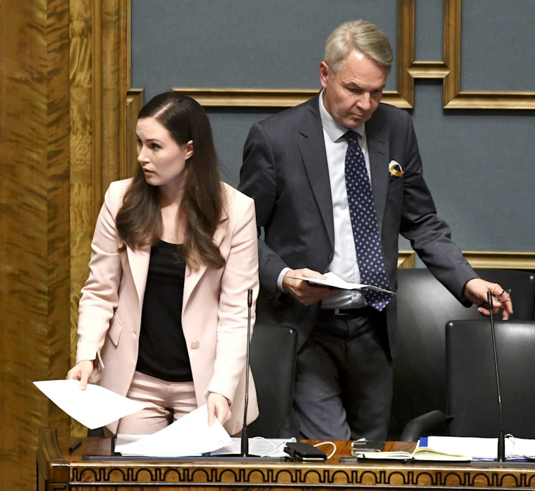 Pääministeri Sanna Marin ja ulkoministeri Pekka Haavisto (oik.) eduskunnan täysistunnossa tiistaina. LEHTIKUVA / HEIKKI SAUKKOMAA