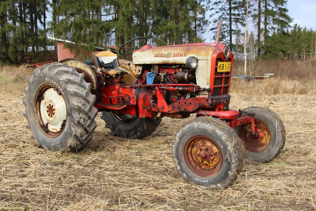 Ford 951 Powermaster -traktoria valmistettiin vuosina 1957-62.