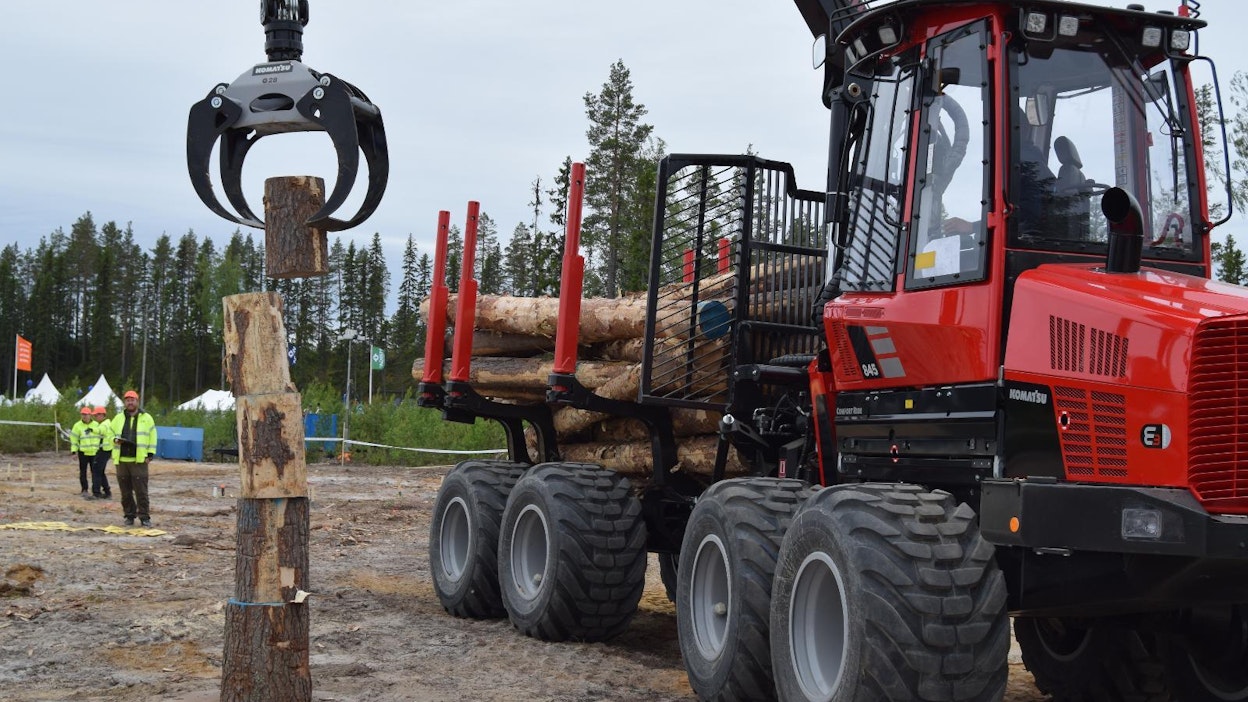 Uppsalassa metsäkoneenkuljettajaksi opiskeleva Oliver Hallik osallistui messuilla puunkuormauskisaan. Aikaa vastaan käytävän kilpailun viimeisenä tehtävänä oli kasata kuormaimella viisi pölkkyä pystyssä pysyväksi torniksi.