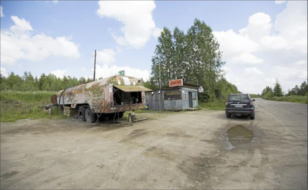 East Oilin huoltoasema on 12 kilometriä Venäjän puolella Kuusamo-Pääjärvi-päätien varressa. Bensaa ja dieseliä myydään ruosteisista perävaunuista. Telaketjusta tehty lana vaatii ison vetokoneen, mutta tien kunnosta päätellen lanaa ei ole käytetty pitkään aikaan (pikkukuva). Sami Karppinen