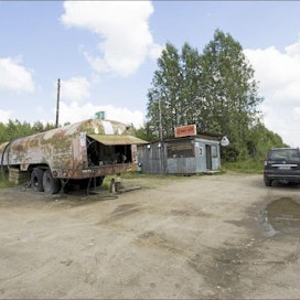 East Oilin huoltoasema on 12 kilometriä Venäjän puolella Kuusamo-Pääjärvi-päätien varressa. Bensaa ja dieseliä myydään ruosteisista perävaunuista. Telaketjusta tehty lana vaatii ison vetokoneen, mutta tien kunnosta päätellen lanaa ei ole käytetty pitkään aikaan (pikkukuva). Sami Karppinen