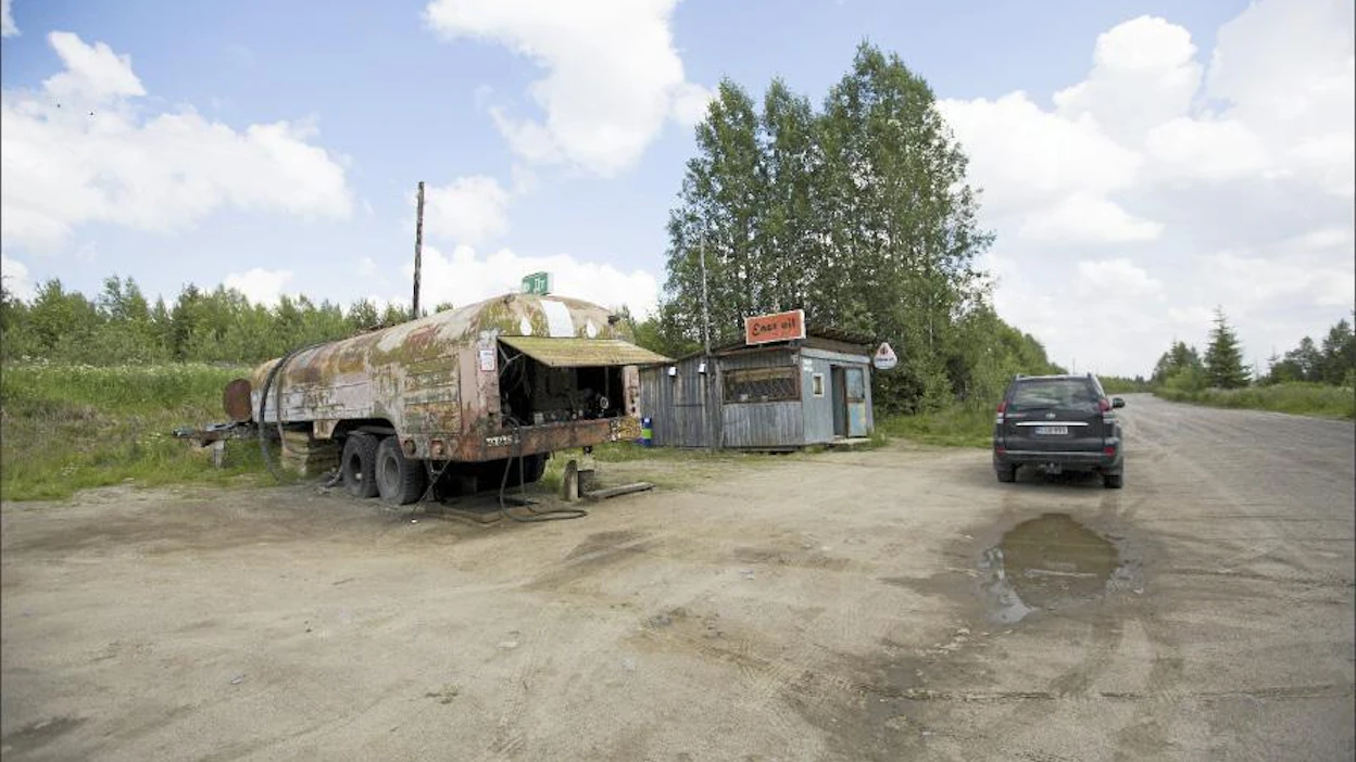 East Oilin huoltoasema on 12 kilometriä Venäjän puolella Kuusamo-Pääjärvi-päätien varressa. Bensaa ja dieseliä myydään ruosteisista perävaunuista. Telaketjusta tehty lana vaatii ison vetokoneen, mutta tien kunnosta päätellen lanaa ei ole käytetty pitkään aikaan (pikkukuva). Sami Karppinen