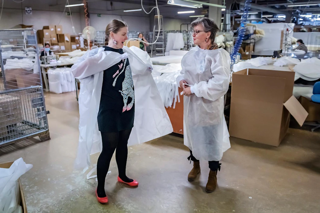 Toimitusjohtaja Pirjo Pystykoski-Sopanen (oik.) ja ompelija Ami Ylkänen testaavat suojatakin ominaisuuksia. Yritykseen tilattiin äskettäin 100 000 metriä uutta kangasmateriaalia.